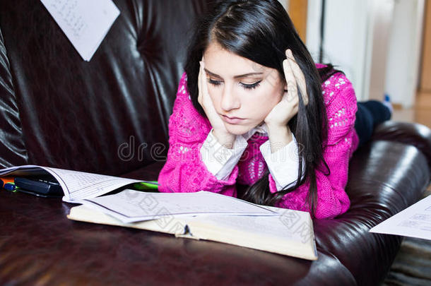 很累的学生有很多事情要做读。担心强调学生。学生正在学习。研究