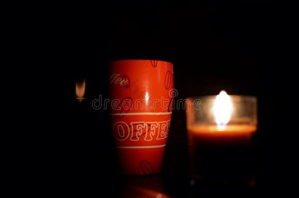 黑暗中蜡烛和咖啡的神秘火焰