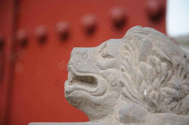 红石狮子庙旁的华人