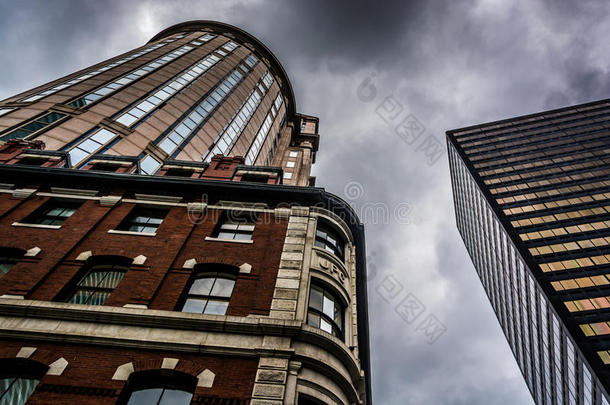 在马萨诸塞州波士顿仰望建筑物和多云的天空。