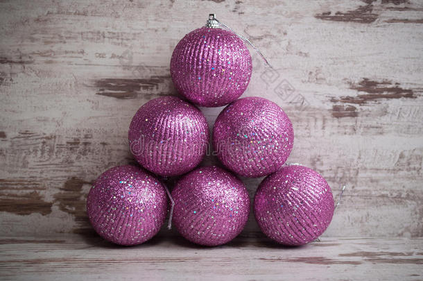 木质背景上堆叠的粉红色圣诞<strong>球</strong>