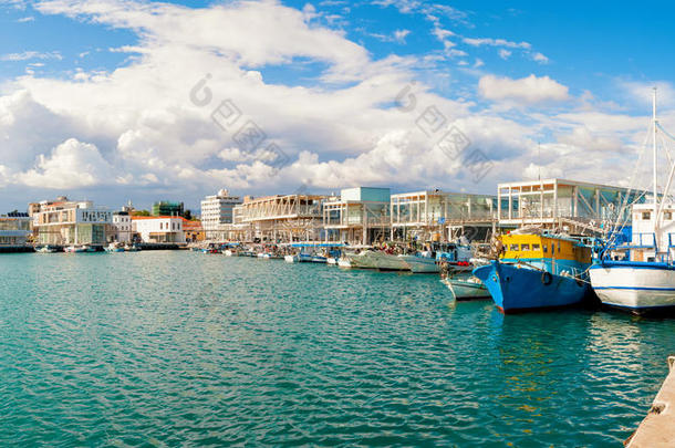渔<strong>船</strong>停靠在新建的利马索尔码头。塞浦路斯