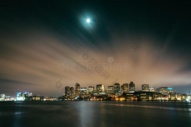 从东部的洛普雷蒂公园看，夜晚波士顿天际线上空的月亮和云朵在空中移动