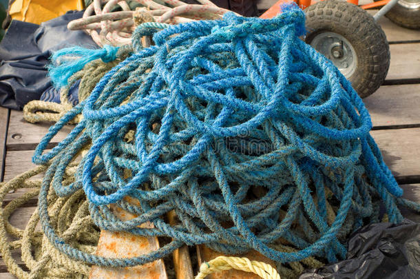 热带防波堤上的一堆旧绳子