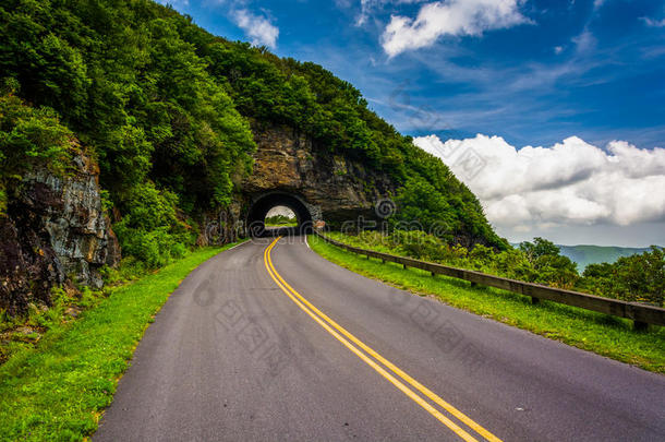 崎岖的山顶隧道，在北卡罗来纳州的蓝岭公园。