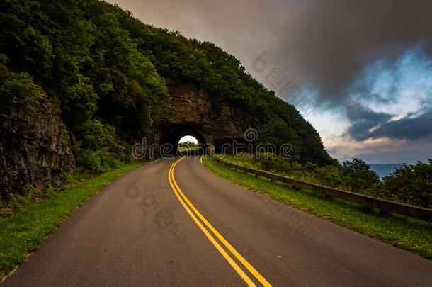 崎岖的山顶隧道，在北c的蓝岭公园道上