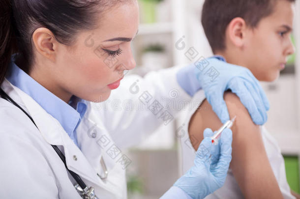 男孩害怕医生给小男孩打疫苗