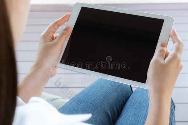 妇女手持<strong>空白空白空白</strong>屏幕的白色平板电脑