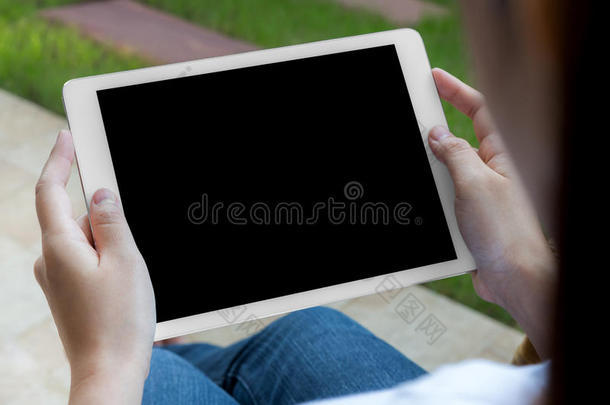 妇女手持空白空白空白屏幕的白色平板电脑