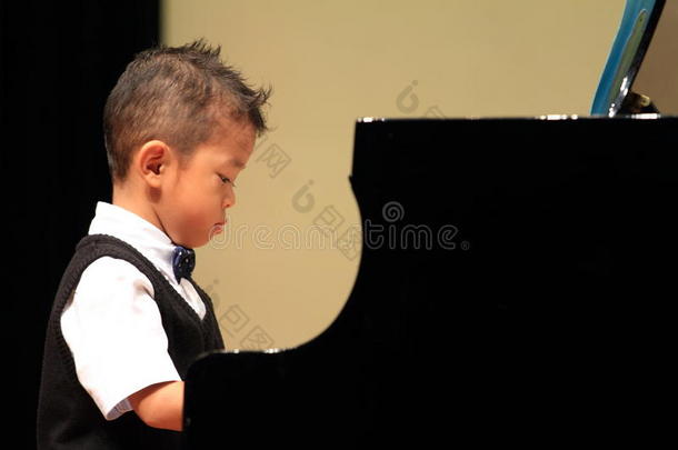 日本男孩弹钢琴