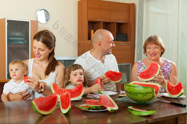 三代同堂吃西瓜