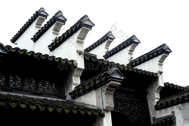 这座老房子的<strong>屋檐</strong>是<strong>中国</strong>式的。