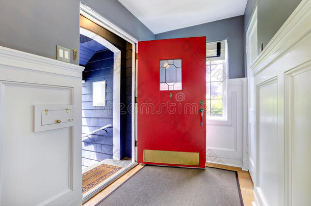 入口走廊有敞开的红色门