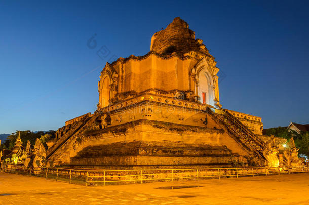 清明暮色车地琅寺古塔