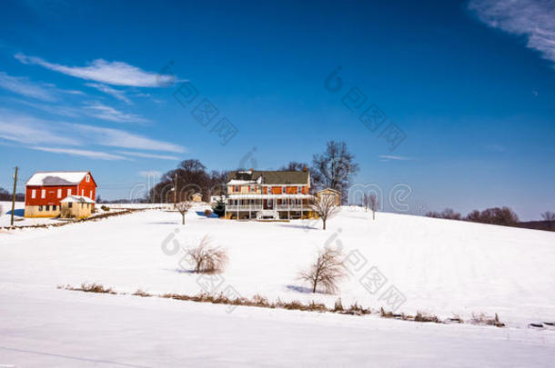 马里兰卡罗尔县农村，雪地上的房子和谷仓。