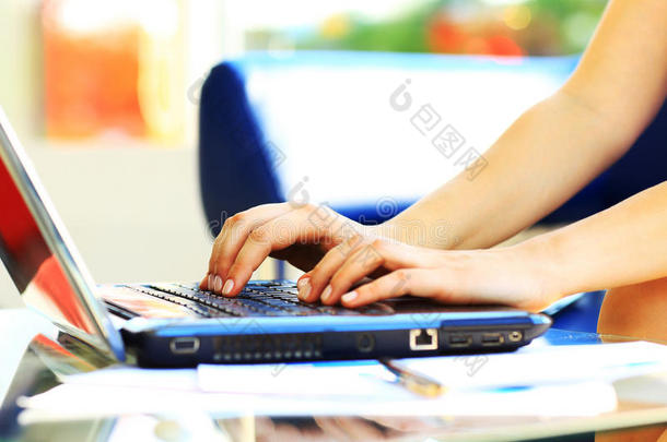 女<strong>学员</strong>在笔记本电脑键盘上打字