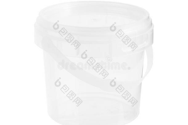 白色背景上隔离的透明塑料桶