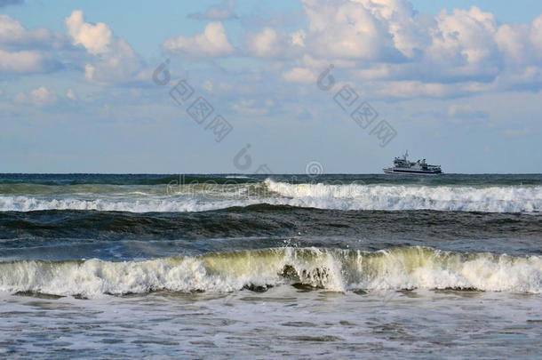 在夏季阳光明媚的天气里，在黑海的波浪上航行的双体船。