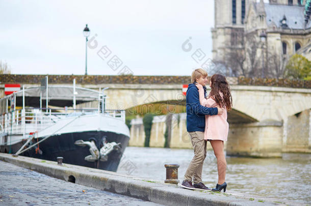 巴黎塞纳河堤上的情侣约会