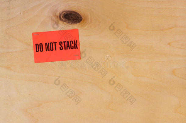 带有标签文字的工业木质背景-<strong>请勿</strong>堆叠