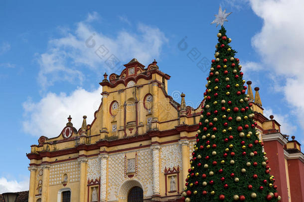 有圣诞树的中世纪天主教堂