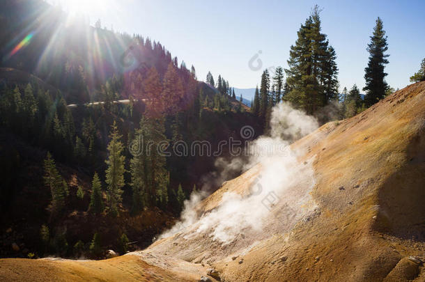 热气腾腾沸腾热池拉森火山区