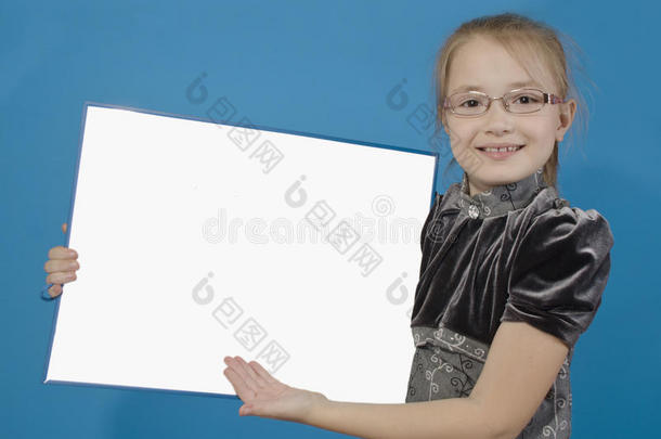 女孩展示了一块白色的<strong>塑料板</strong>