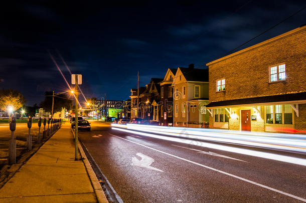 晚上在宾夕法尼亚州汉诺威的一条街道上有灯光的踪迹。