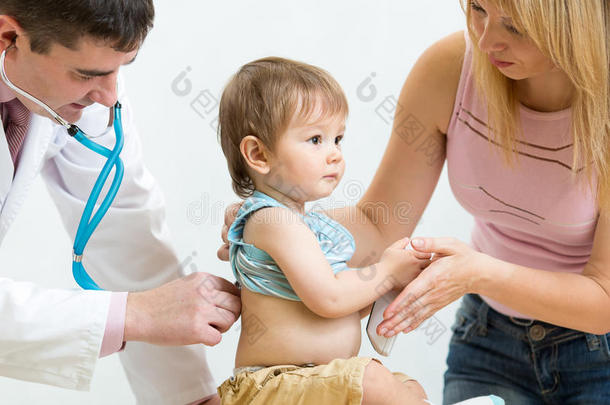 儿科医生检查孩子。母亲抚养孩子。