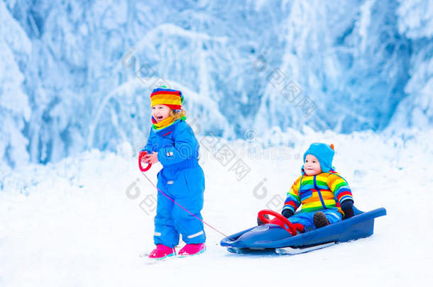小朋友们喜欢坐雪橇