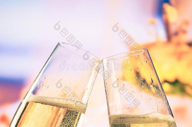香槟长笛与金色泡沫的花朵背景，婚礼和情人节的概念