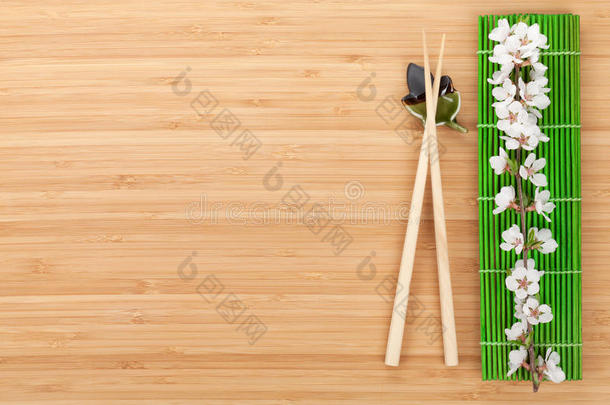 竹席上的筷子和樱花枝