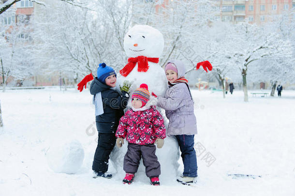 孩子们在花园里堆雪人