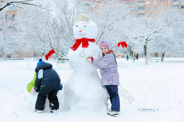 孩子们在花园里堆雪人