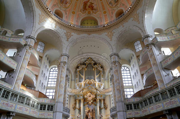 <strong>德累斯顿</strong>弗劳恩基奇教堂（字面意思是我们的夫人的教堂）的内部是一个在<strong>德累斯顿</strong>的路德教会