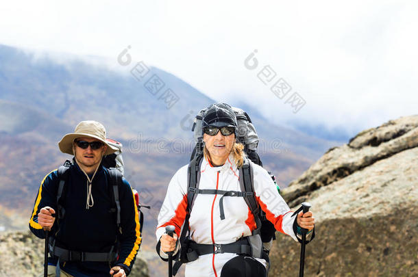 一对徒步旅行者在山上徒步旅行