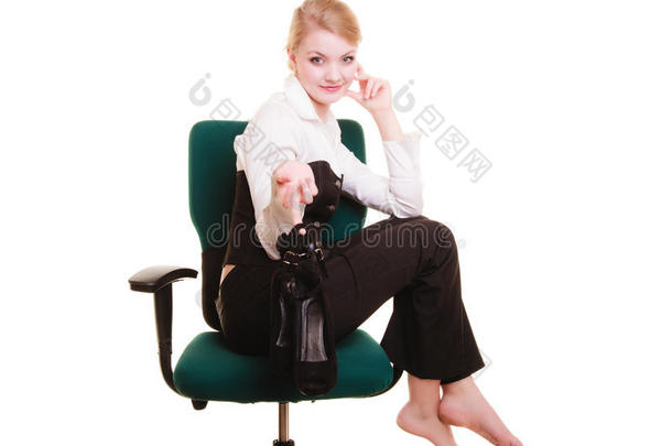 下班休息。女商人在椅子上休息。