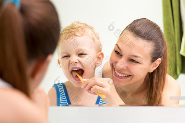 妈妈<strong>教孩子</strong>刷牙