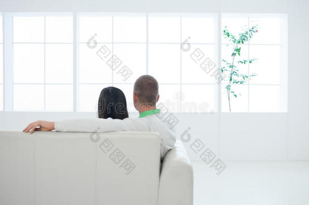 一对夫妇坐在沙发上欣赏风景