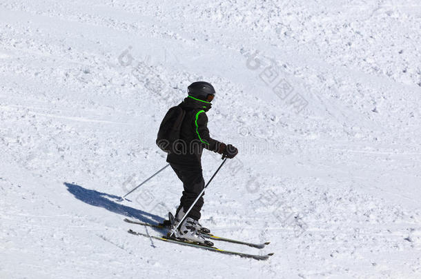 奥地利因斯布鲁克山地滑雪度假村的滑雪者