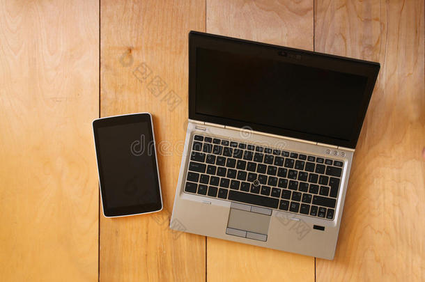 平板电脑设备和笔记本电脑的俯视图，带有空白屏幕，可用于实体模型。过滤后的图像
