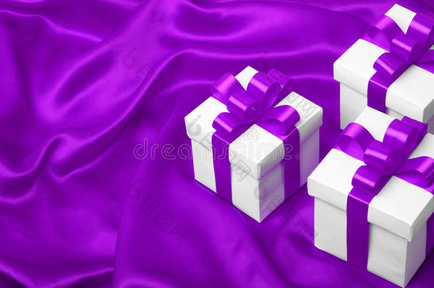 白色紫色丝带蝴蝶结礼盒