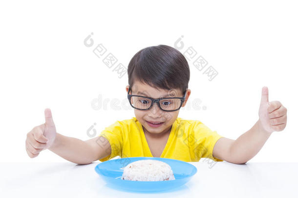 <strong>吃米饭</strong>的男孩。