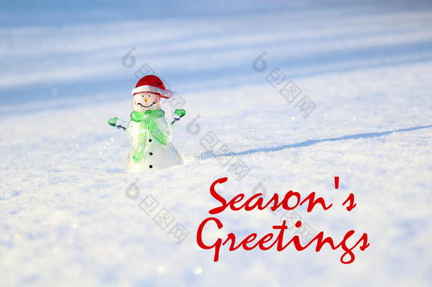 圣诞节概念。雪地上的玻璃雪人，带着季节的问候语。