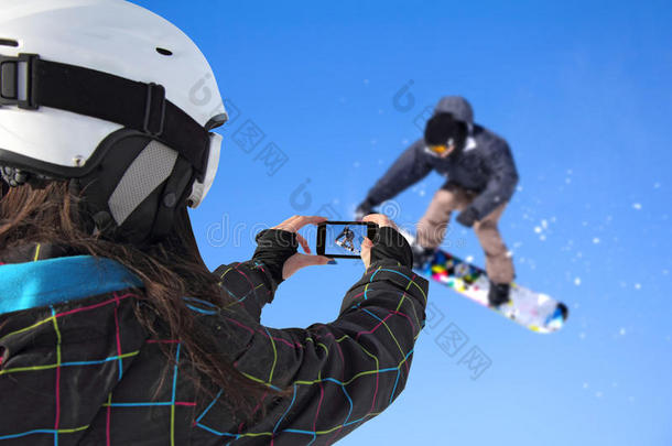 <strong>拍摄</strong>的滑雪运动员用手机跳跃