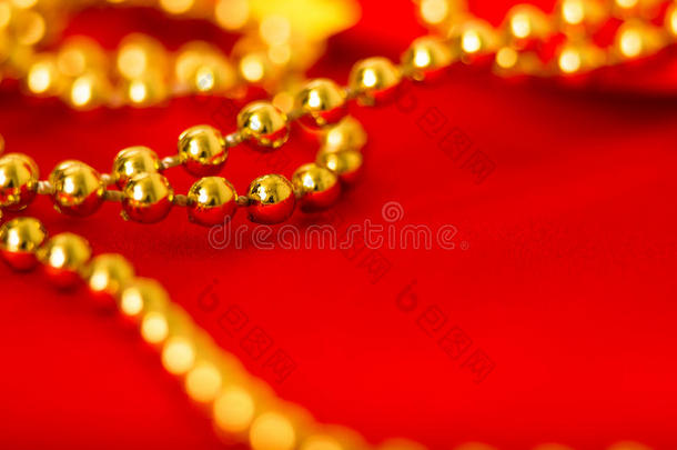 红色布料上的金色珠子。宏