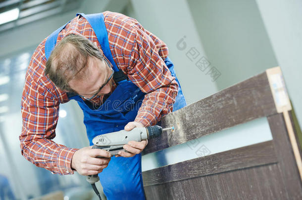 木匠用钻头工作