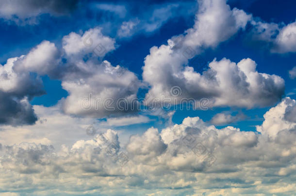 有云的<strong>深蓝色天空</strong>背景。