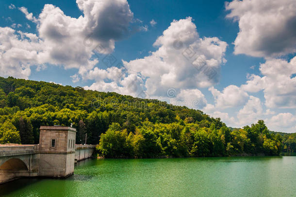 在马里兰州巴尔的摩县，美丽的夏日天空笼罩着美丽的波蒂男孩水库和大坝。