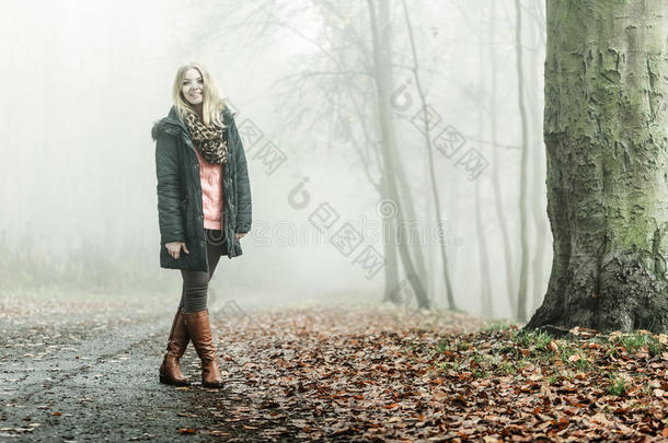 雾天在公园散步的女人